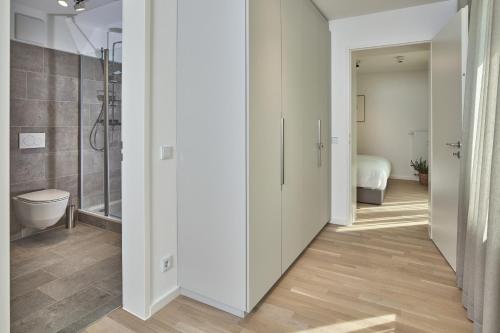 a bathroom with a walk in shower and a toilet at Lüttjeod Apartmentvilla Lüttjeod Apartmentvilla 06 in Langeoog