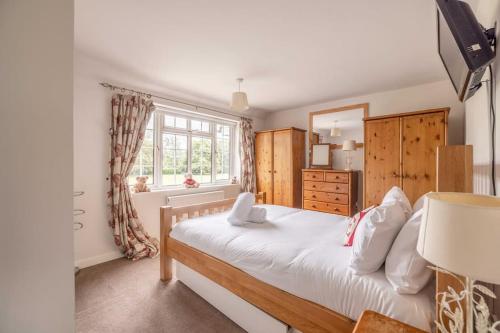 um quarto com uma cama e uma janela em 3-Bed Family Home with Parking & Large Garden em Windsor