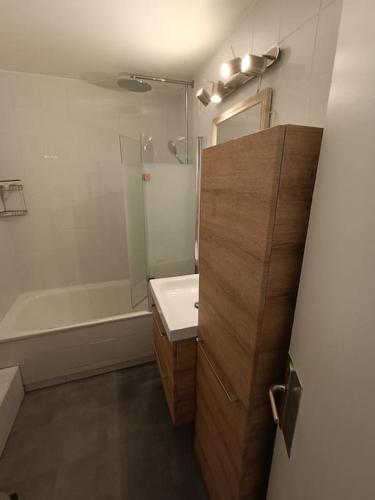 une salle de bain avec un lavabo et une baignoire dans l'établissement SUPERBE T2 TRAVERSANT- 6PERS - VAL CLARET, à Tignes