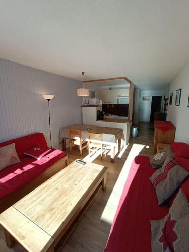 un salon avec un canapé et une table dans l'établissement SUPERBE T2 TRAVERSANT- 6PERS - VAL CLARET, à Tignes