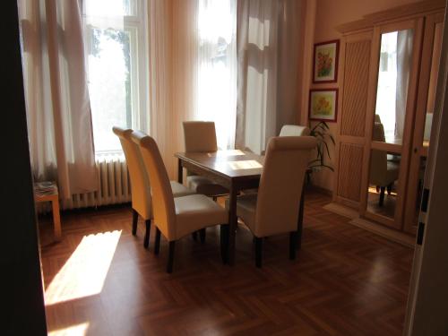 柏林的住宿－夏洛滕庫當大街公寓，一间带木桌和椅子的用餐室