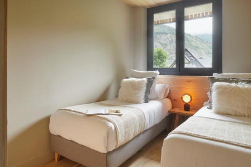 - une chambre avec 2 lits et une fenêtre dans l'établissement Jardí d'Arties by FeelFree Rentals, à Arties