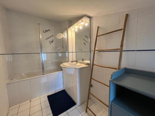 ein Badezimmer mit Waschbecken, Dusche und Badewanne in der Unterkunft FLORENTINE maison au calme proche du Port in Saint-Martin-de-Ré