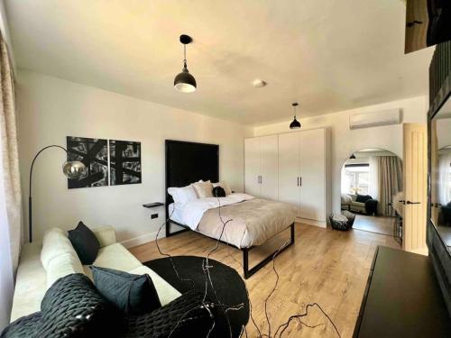 - une chambre avec un lit et un canapé dans l'établissement The Saddle Inn, Snetterton Circuit, à Norwich