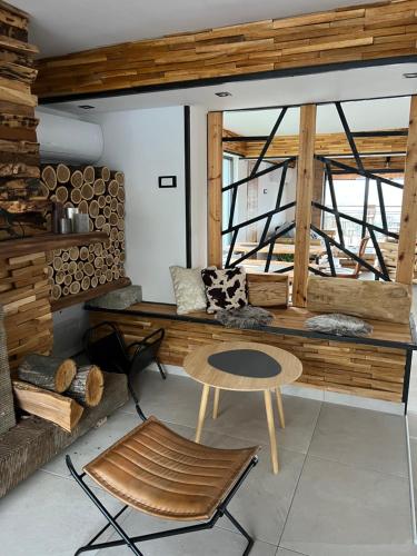 une chambre avec une table, un banc et une fenêtre dans l'établissement Zdravkovac Country Club - Hotel, à Topola