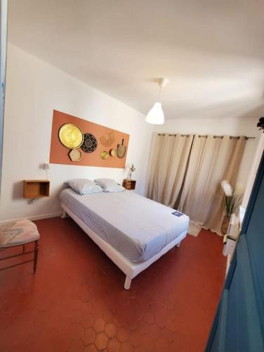 une chambre avec un lit dans une pièce dans l'établissement La Louve - maison de ville, à Narbonne