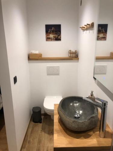Au Mas de Mont في Yvoir: حمام مع حوض ومرحاض