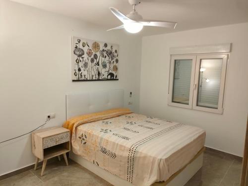 Habitación blanca con cama y ventana en Villa a 10 km de Alicante y playas, en Elche