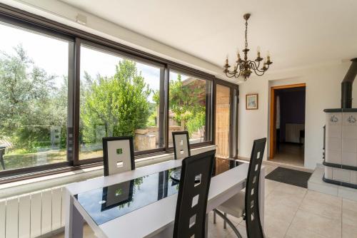 Maison Avec Vue Sur Le Ventouxにあるキッチンまたは簡易キッチン