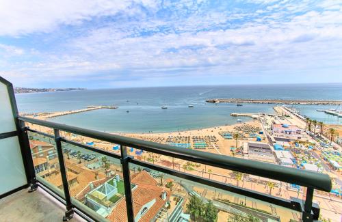 フエンヒロラにあるLeonardo Hotel Fuengirola Costa del Solのビーチと海の景色を望むバルコニー