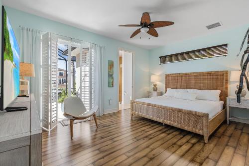 een slaapkamer met een bed en een plafondventilator bij LUXURY VILLA AWENASA * experience the vacation of your dreams in Cape Coral
