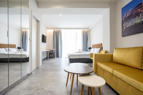 Postel nebo postele na pokoji v ubytování Aristotelous Downtown Suites