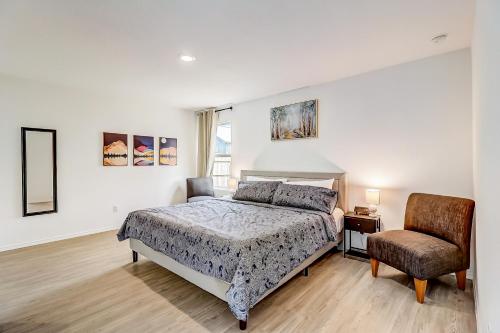 1 dormitorio con 1 cama y 1 silla en Staycation Cottage en San Antonio