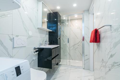 y baño con ducha, lavabo y aseo. en Small, sweet & cosy apartments, en Rijeka