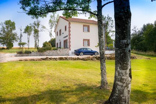 a car parked in front of a house at Le Champaillé in Dormans