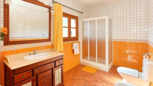 La salle de bains est pourvue d'un lavabo, de toilettes et d'un miroir. dans l'établissement Casa Huerta Alejo Alozaina by Ruralidays, à Alozaina
