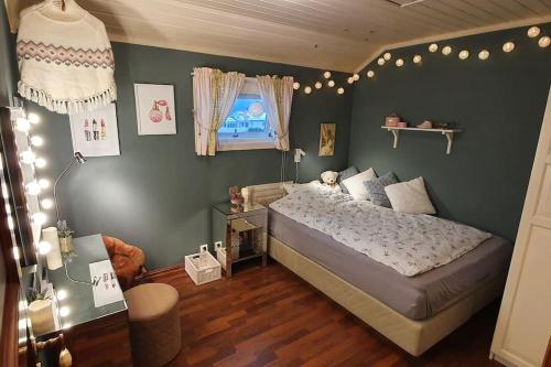 Un dormitorio con una cama grande y una ventana en Sætre, Asker, egen båt ,kajakk,jacuzzi, rolig sted en Asker