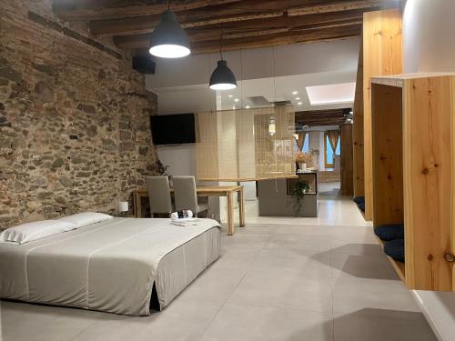 1 dormitorio con 1 cama y 1 mesa en una habitación en Luxury Apartment Stancesvic LOFT (New), en Vic