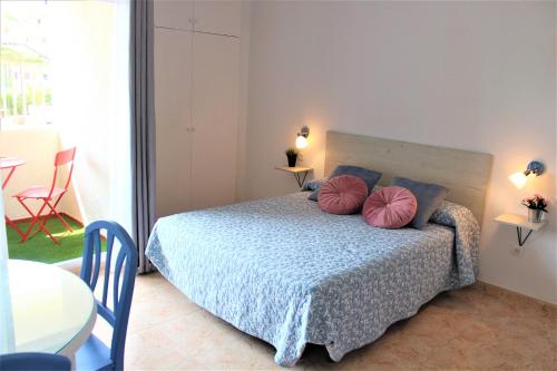 Postel nebo postele na pokoji v ubytování SUN & SEA BENALBEACH