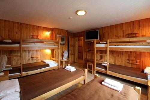 利耶帕亞的住宿－約翰兄弟旅舍，一间设有一张双层床的房间