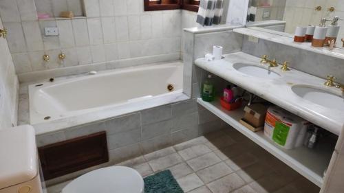 Bilik mandi di Apartamento Capivari
