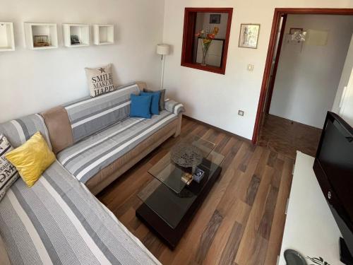 un soggiorno con divano e tavolo di Apartment Leda a Kraljevica (Porto Re)