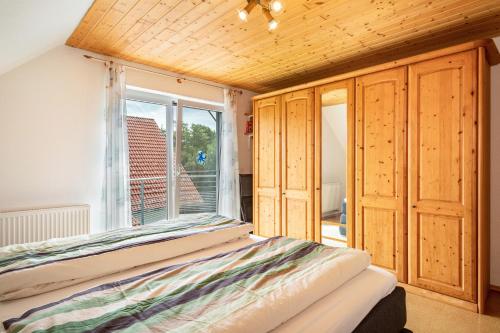 una camera con un letto e una grande finestra di Diesch a Neukirch