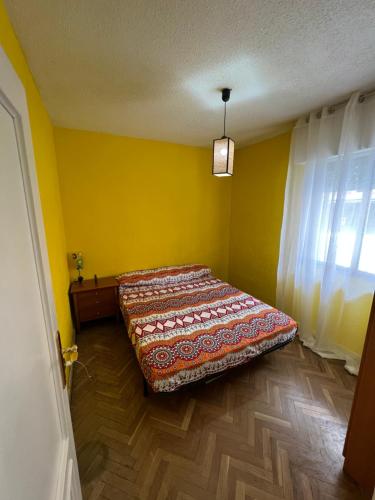 マドリードにあるApartamentoの黄色い部屋のベッドルーム1室