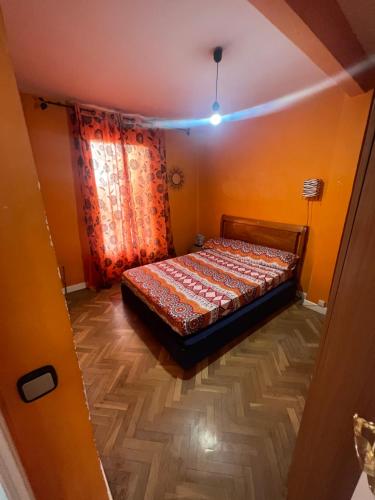 um quarto com uma cama no canto de um quarto em Apartamento em Madri