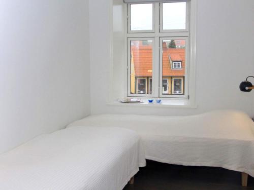En eller flere senge i et værelse på Holiday home Svaneke XLI