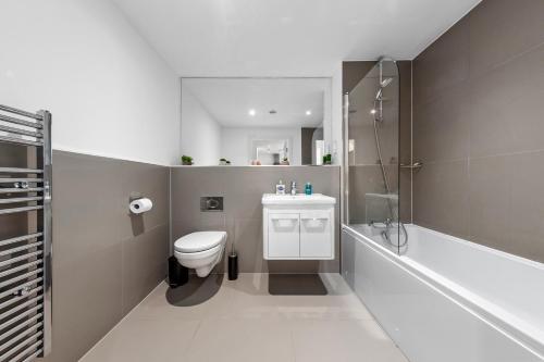 ein Bad mit einem WC, einem Waschbecken und einer Dusche in der Unterkunft London's Charm 2 BR Flat CB3 in Croydon