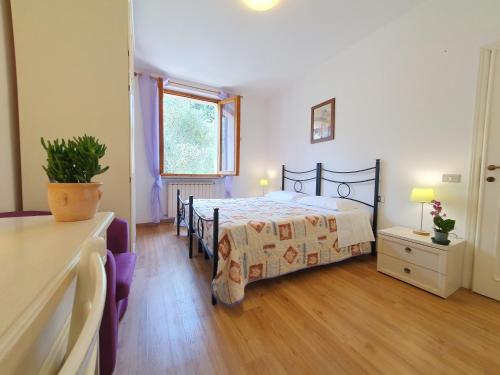 a large bedroom with a bed and a window at Residence Le Meridiane in Siena