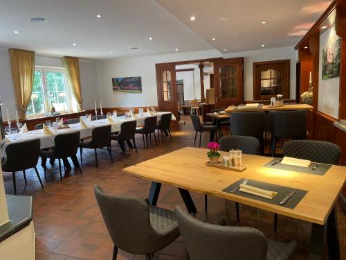 a restaurant with tables and chairs in a room at Landhotel Vessens Hoff in Buchholz in der Nordheide