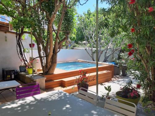 - une piscine dans un jardin planté d'arbres et de plantes dans l'établissement Villa piscine 3 chambres-centre à pied- 9 couchages, à Avignon
