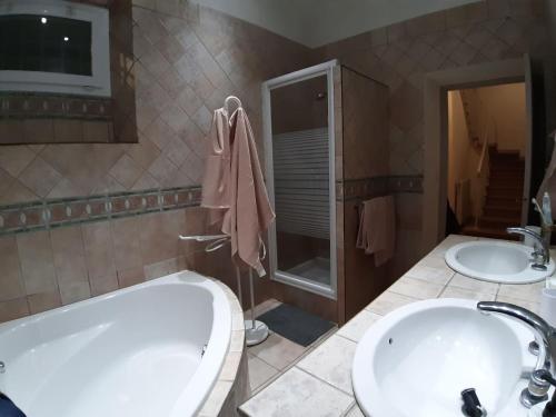 une salle de bain avec une baignoire, un lavabo et une douche dans l'établissement Villa piscine 3 chambres-centre à pied- 9 couchages, à Avignon