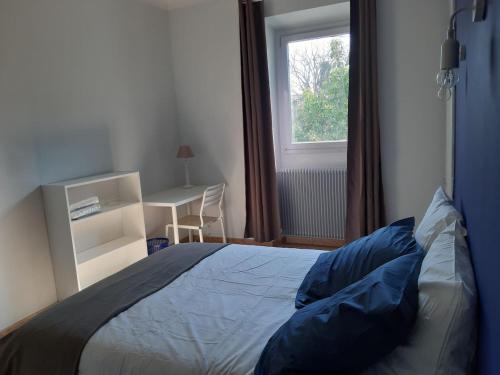 une chambre avec un lit, un bureau et une fenêtre dans l'établissement Villa piscine 3 chambres-centre à pied- 9 couchages, à Avignon