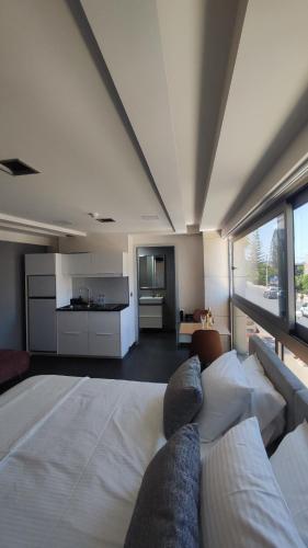 Ένα ή περισσότερα κρεβάτια σε δωμάτιο στο Summertime Signature Suites