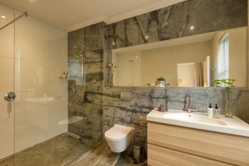 Un baño de Atlantic Palms
