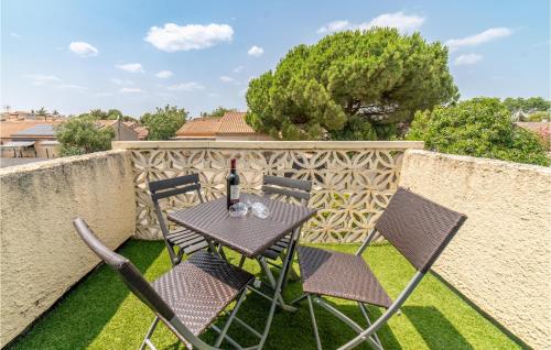 a table with two chairs and a bottle of wine at Stunning Home In Bassan With Wifi in Bassan