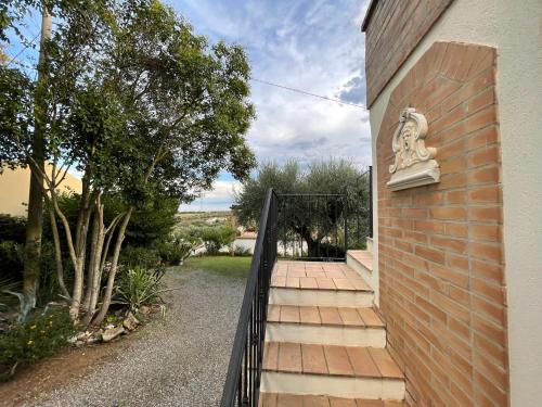 a stairway with a statue on the side of a building at Villa Antonella in Pisticci
