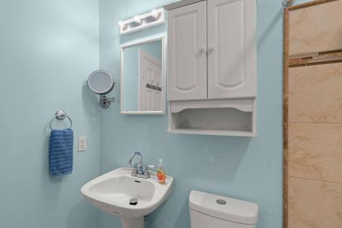 Ένα μπάνιο στο Cozy Home Across from Base, Close to Airport & Beaches