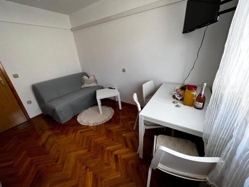 Kleines Zimmer mit einem Bett, einem Tisch und einem Schreibtisch. in der Unterkunft Apartmani Mila in Biograd na Moru