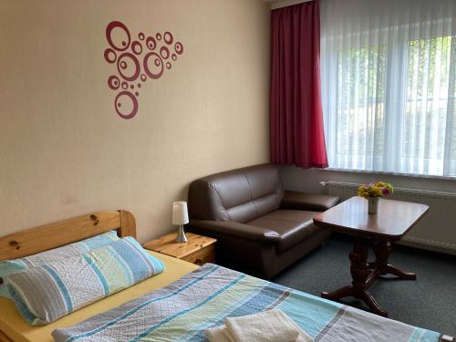 - une chambre avec un lit, un canapé et une table dans l'établissement Hotel Restaurant Am Worns Berg, à Broock