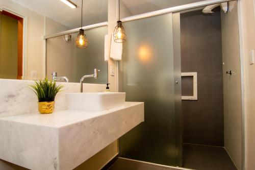 uma casa de banho com um lavatório e um chuveiro em Apto 3 quartos na Rua 201, Garagem e Wifi WJ8485 em Balneário Camboriú