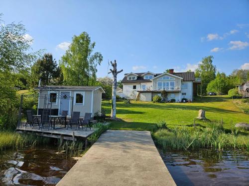 una casa con muelle junto a un lago en Bommarvikens Bed & Breakfast en Olofström