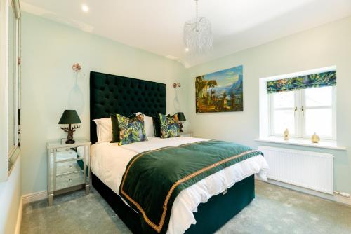 - une chambre avec un grand lit et une fenêtre dans l'établissement Bective Stud Apartments, à Navan