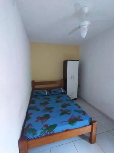 a bedroom with a bed and a ceiling fan at Chalé Brisa do Mar in Santa Cruz Cabrália