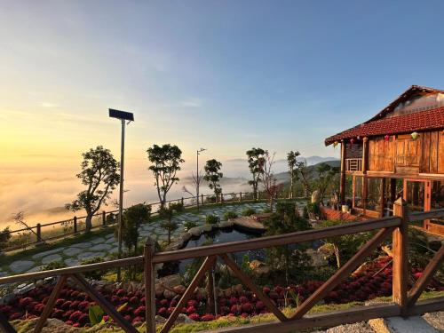 een huis op een heuvel met uitzicht op de oceaan bij Nhà Gỗ Homestay in Blao Srê