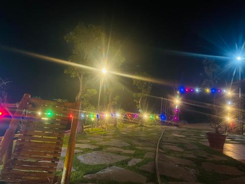 een park verlicht in de nacht met straatverlichting bij Nhà Gỗ Homestay in Blao Srê