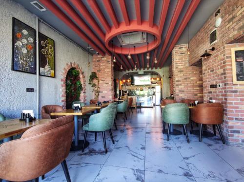 un restaurant avec des tables et des chaises et un plafond rouge dans l'établissement The Golden Pera's Hotel & Spa, à Istanbul